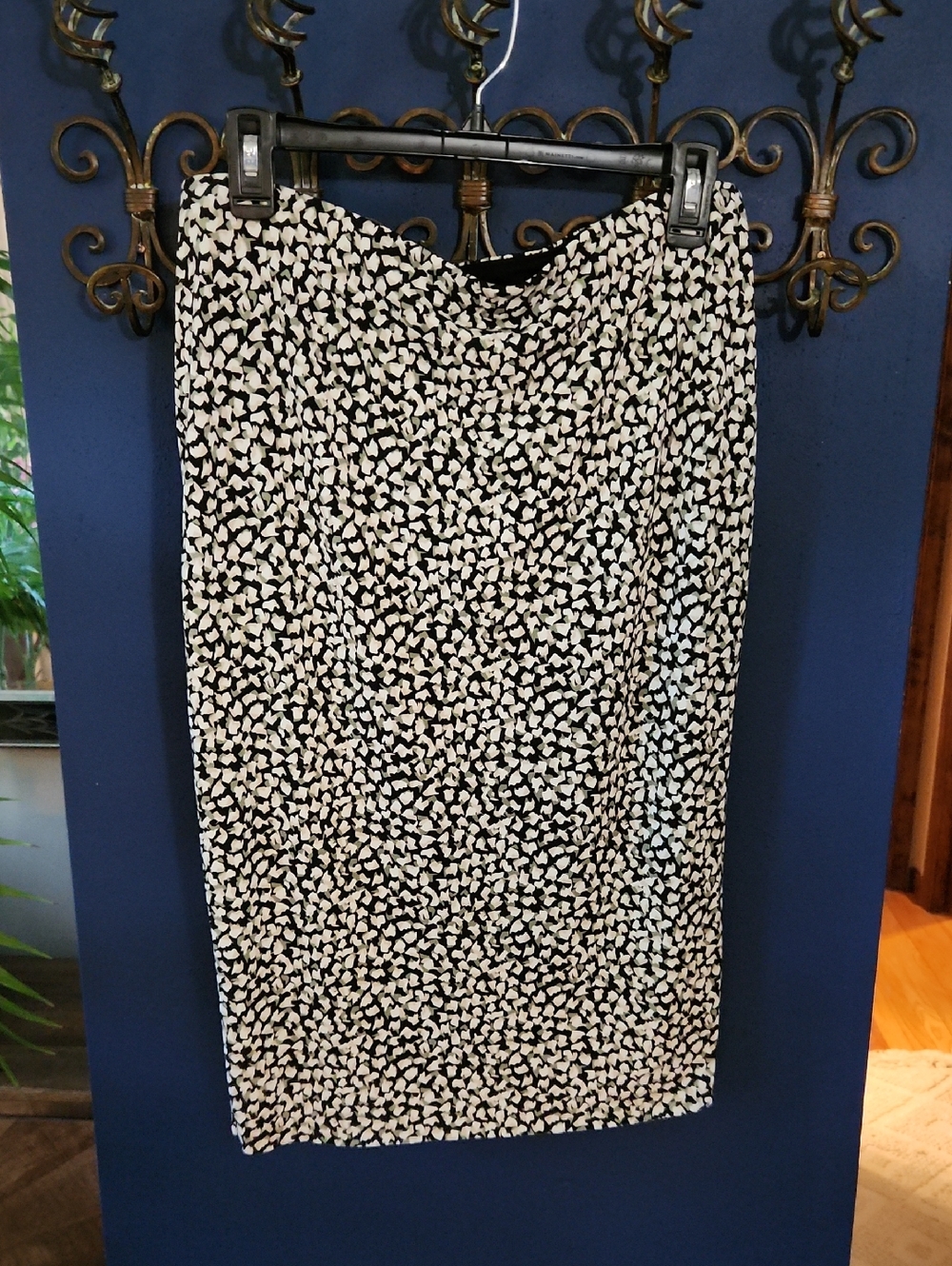 Vince Camuto 27 " Black, White and Gray Printed Elastic Waist Pencil Skirt